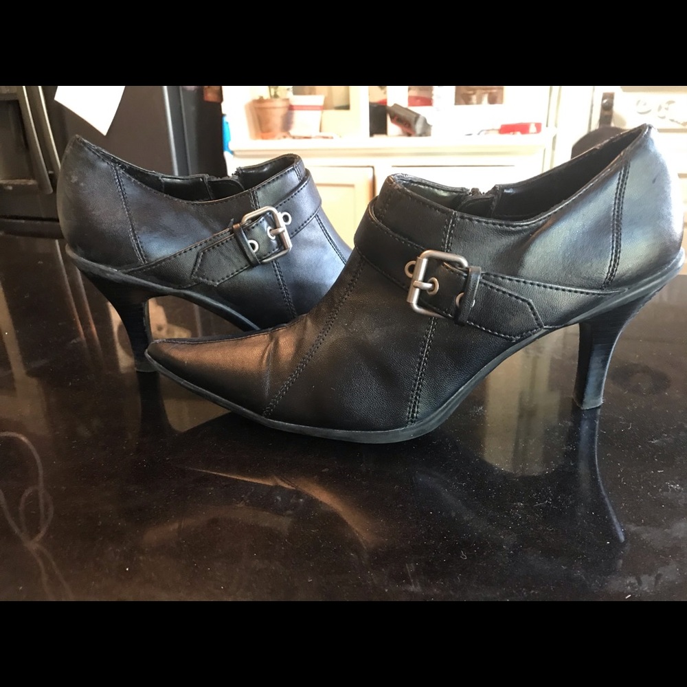 Reaction Kenneth Cole black size 8 booties